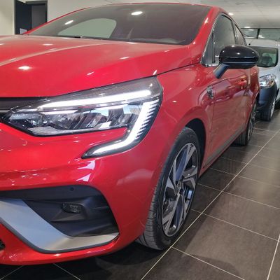 Renault Dacia Arenal coche rojo