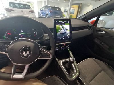 Renault Dacia Arenal interior coche con navegador